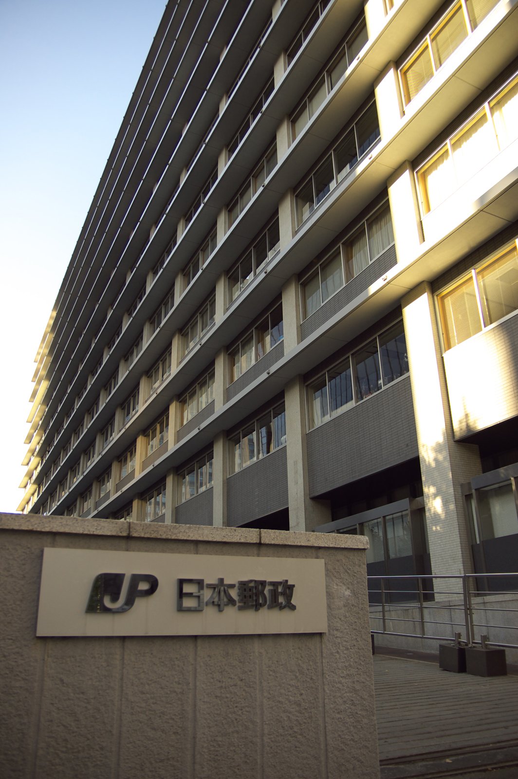 記事:「自爆営業」の職場に勤めるうつ病の男性自殺。遺族、日本郵便を提訴のイメージ画像