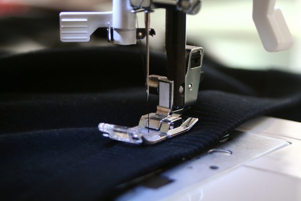 記事:縫製会社を書類送検、労基法の強制貯金規制についてのイメージ画像